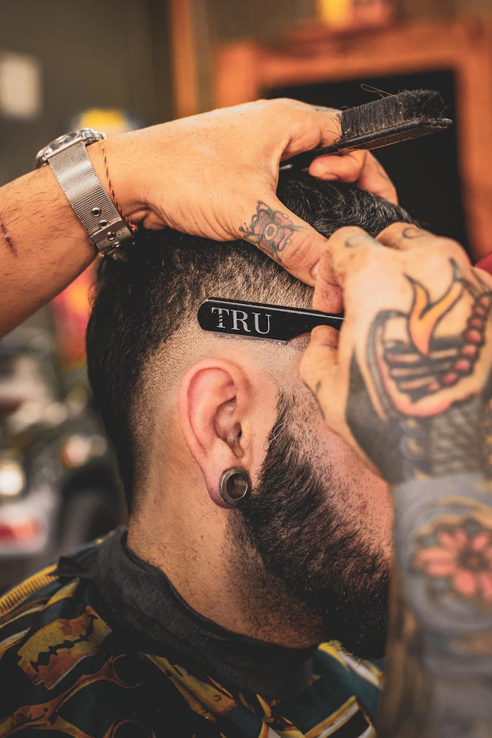 Contorno da barba feito na navalha, rente ao degradê da lateral
