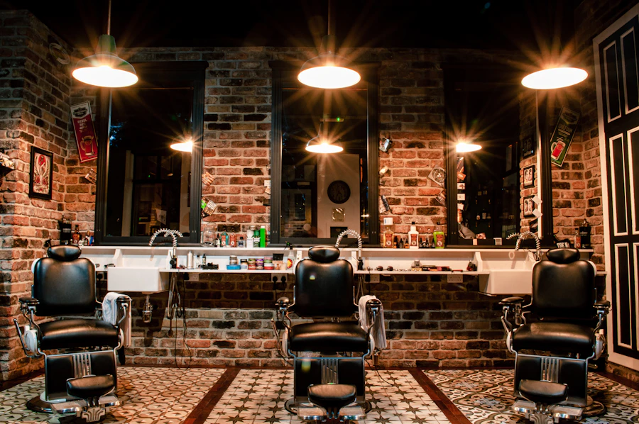 Salão da barbearia com três cadeiras clássicas, parede de tijolo e luminárias acesas